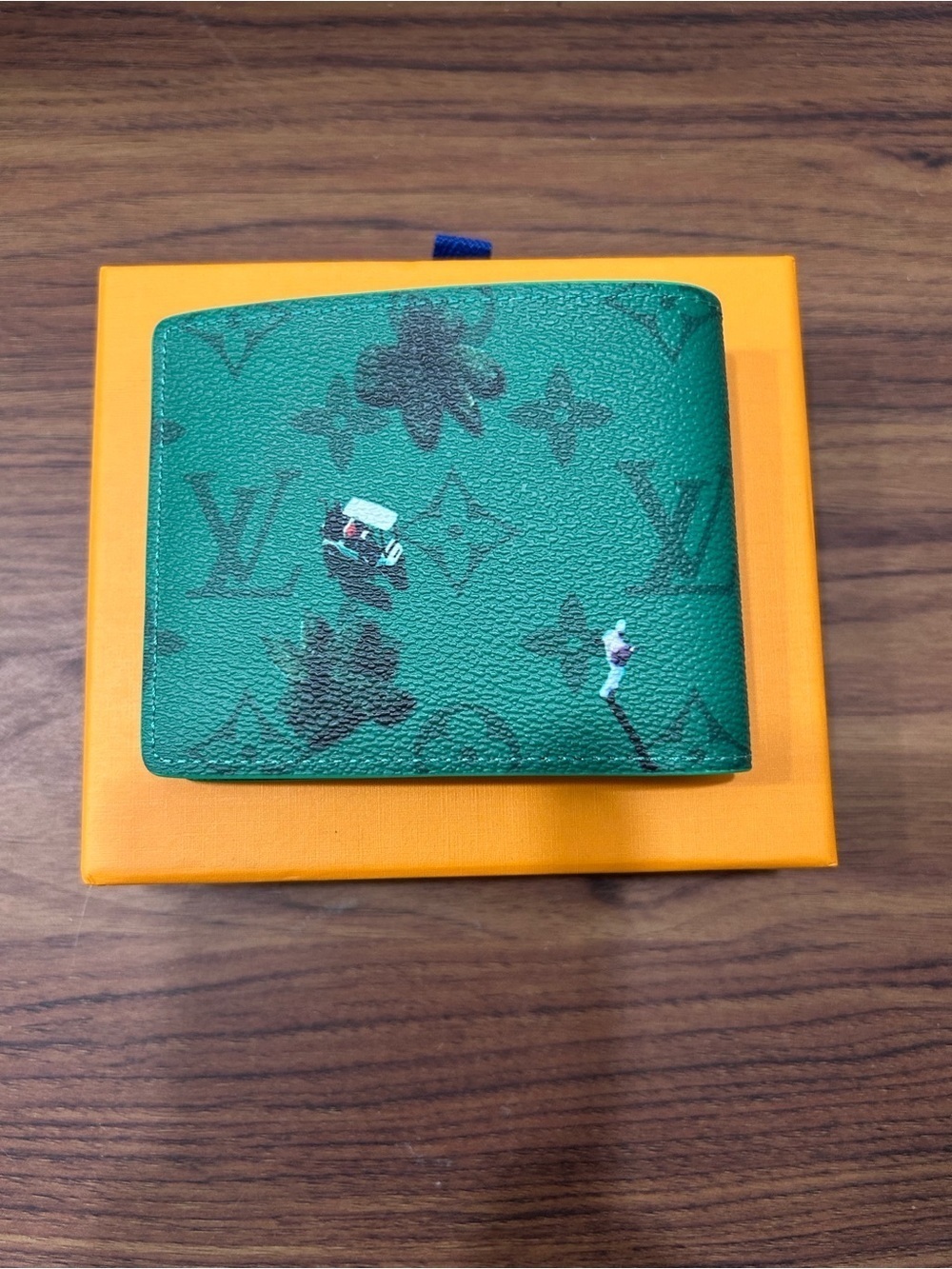 LOUIS VUITTON Golf Green
Bifold Wallet - Picture 2 of 4